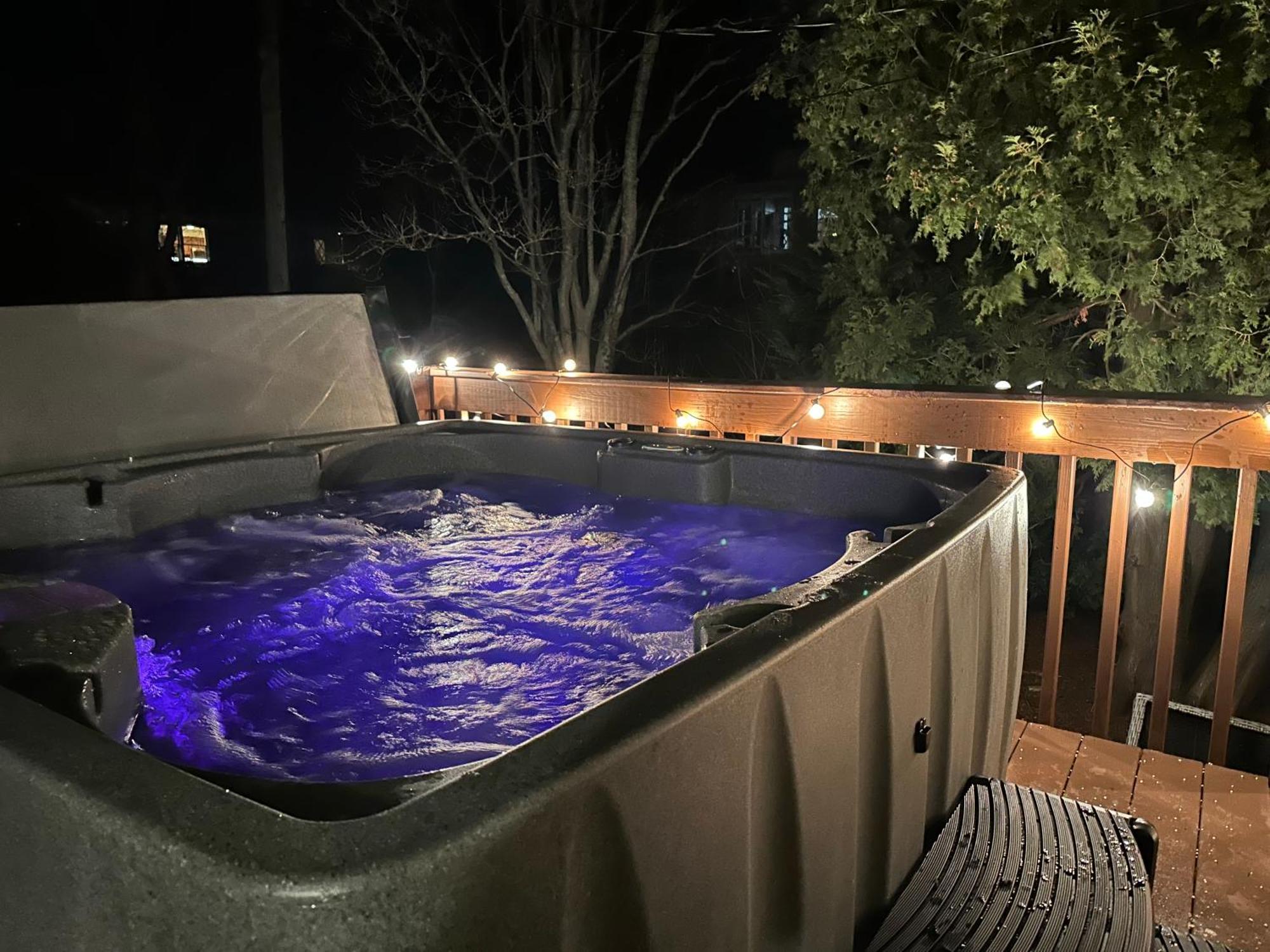 Hot Tub, Electric Bikes, Solo Stove, Projector, Smores ماربلهيد المظهر الخارجي الصورة