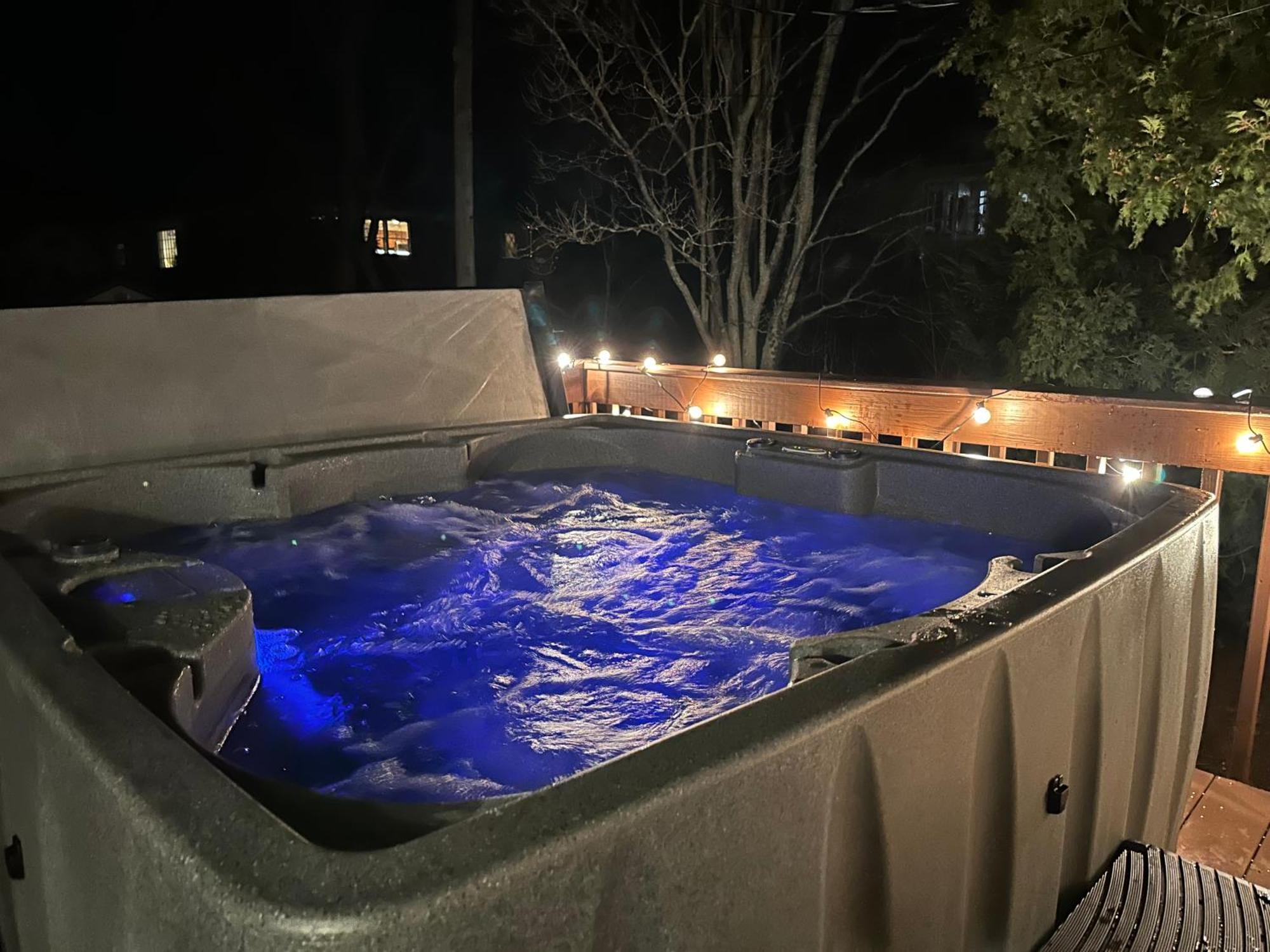 Hot Tub, Electric Bikes, Solo Stove, Projector, Smores ماربلهيد المظهر الخارجي الصورة