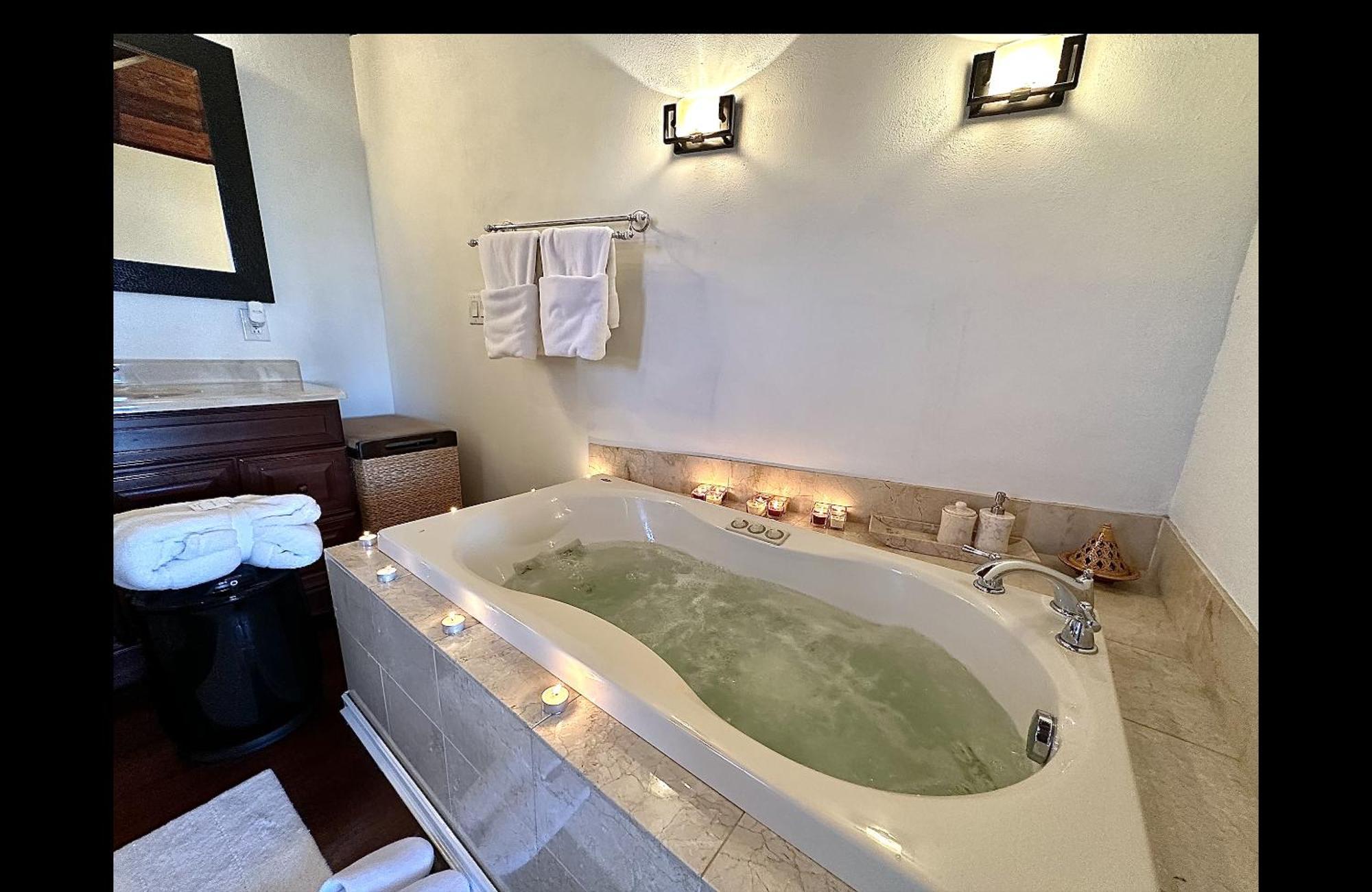 Hot Tub, Electric Bikes, Solo Stove, Projector, Smores ماربلهيد المظهر الخارجي الصورة