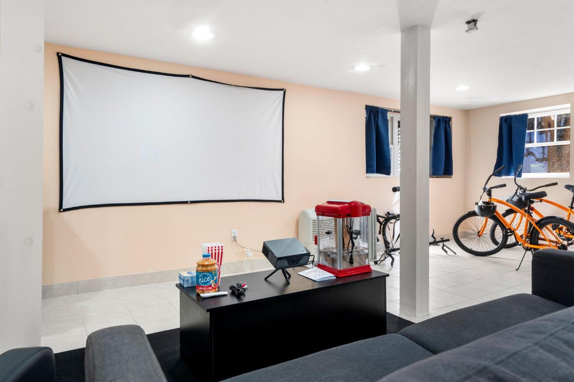 Hot Tub, Electric Bikes, Solo Stove, Projector, Smores ماربلهيد المظهر الخارجي الصورة